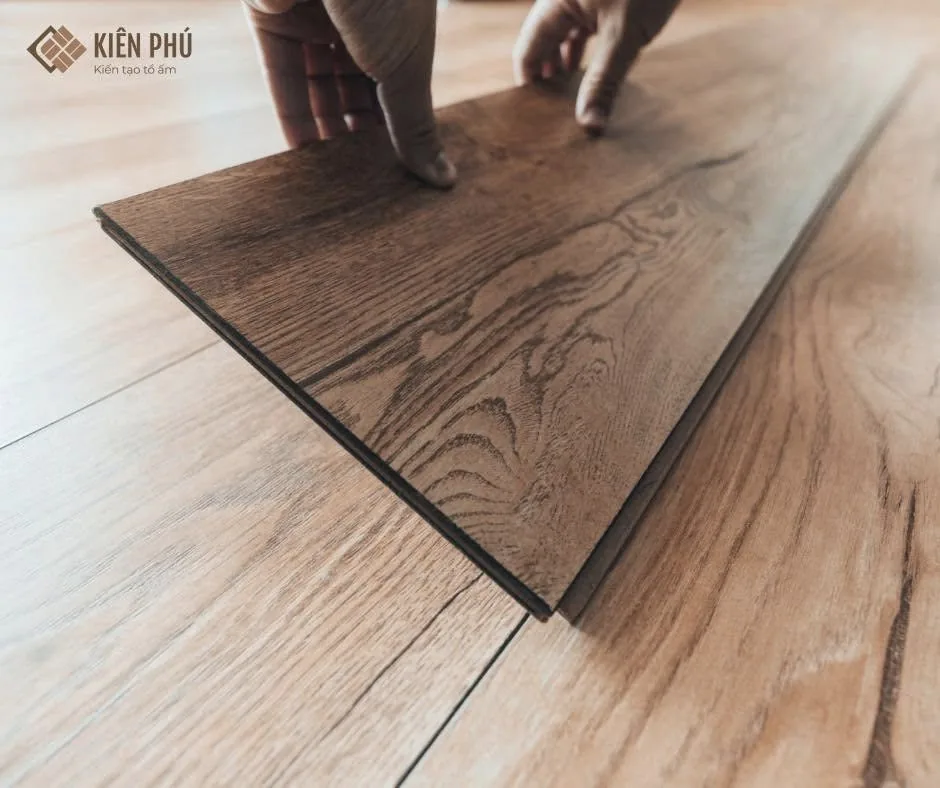 Trải keo và đặt viên gạch đầu tiên